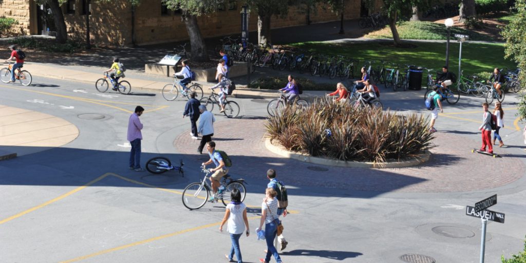 Học sinh hầu hết đi học bằng xe đạp