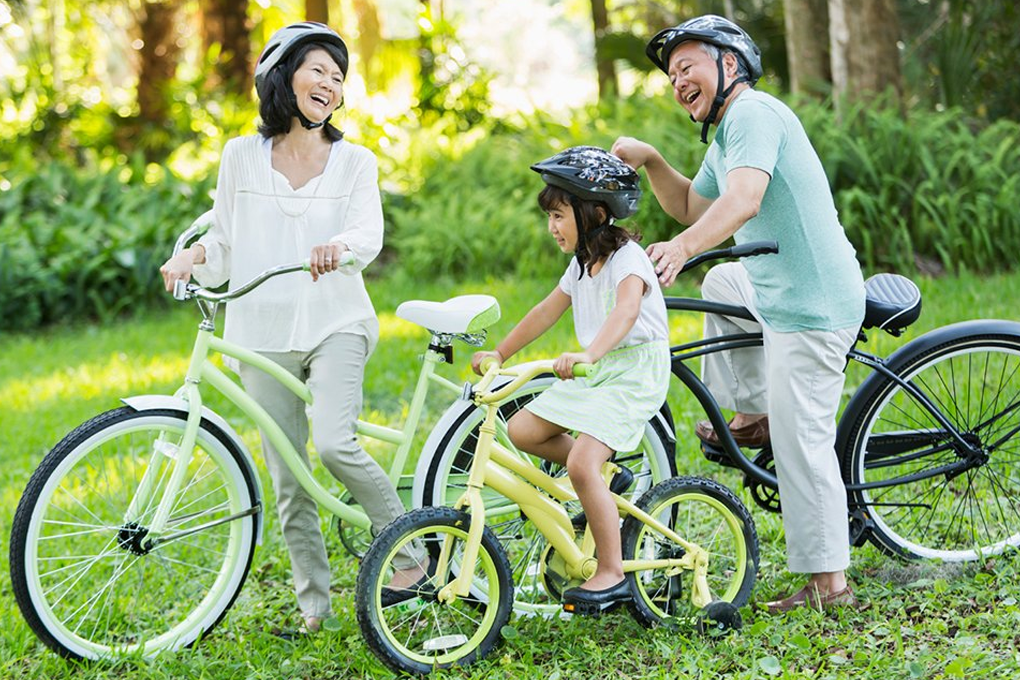 Ông bà sẽ nhân đôi niềm vui và sức khoẻ khi được đạp xe cùng con cháu
