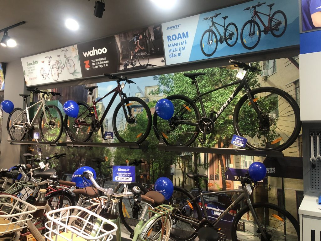 Dàn xe đạp đường phố Escape được trưng bày tại cửa hàng của Xedap.vn