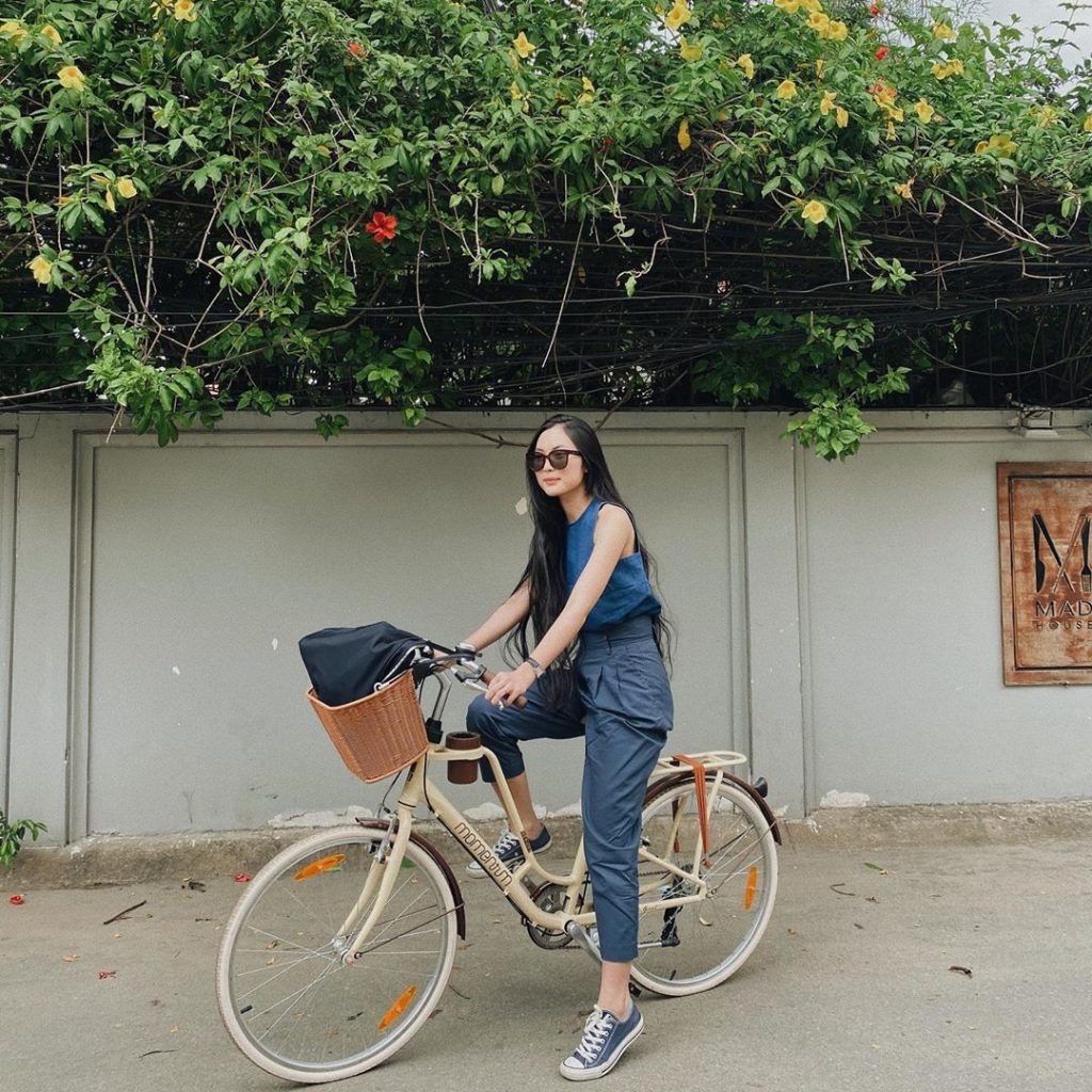 Helly Tống thể hiện sự năng động và cá tính trên chiếc xe đạp của mình(Nguồn: Instagram Helly Tống)