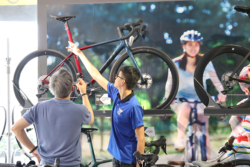 Nhân viên tư vấn nhiệt tình, giúp khách hàng chọn ra mẫu xe đạp phù hợp