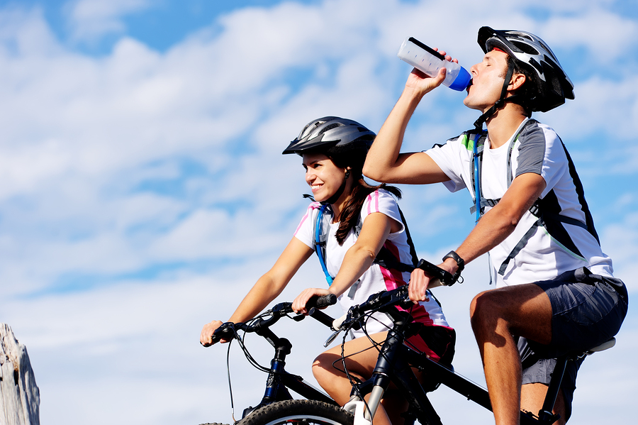 Đừng quên bổ sung nước kịp thời cho cơ thể khi đạp xe