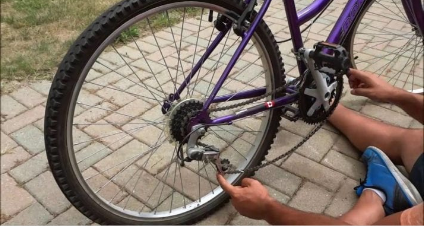 Dựng xe đạp để kiểm tra bộ phận xích.